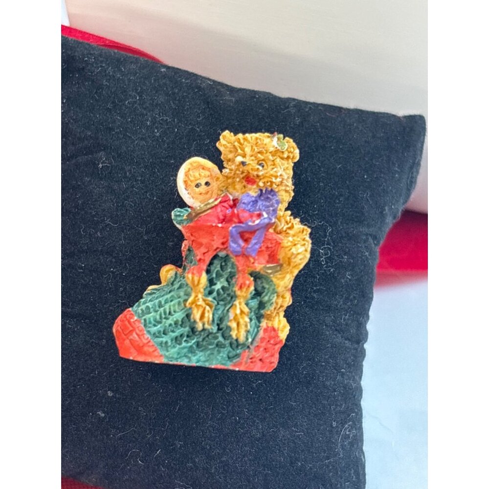 Vintage Teddy Bear Christmas Pin With Wreath & Gift Details Hand-Painted Resin B